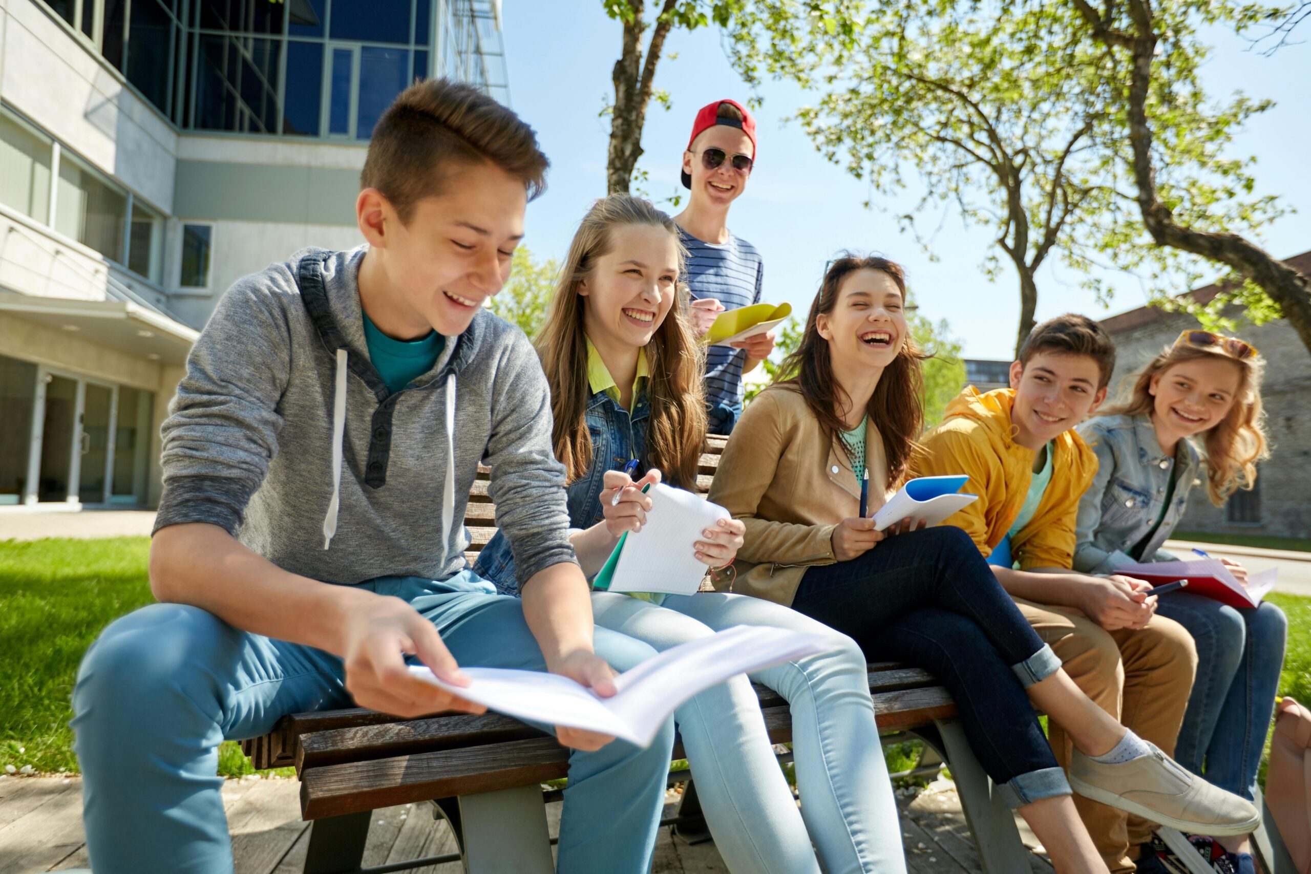 Estudar no exterior para adolescentes: tipos de programas e benefícios