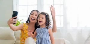baba asiática cuidando de uma criança em um Au Pair